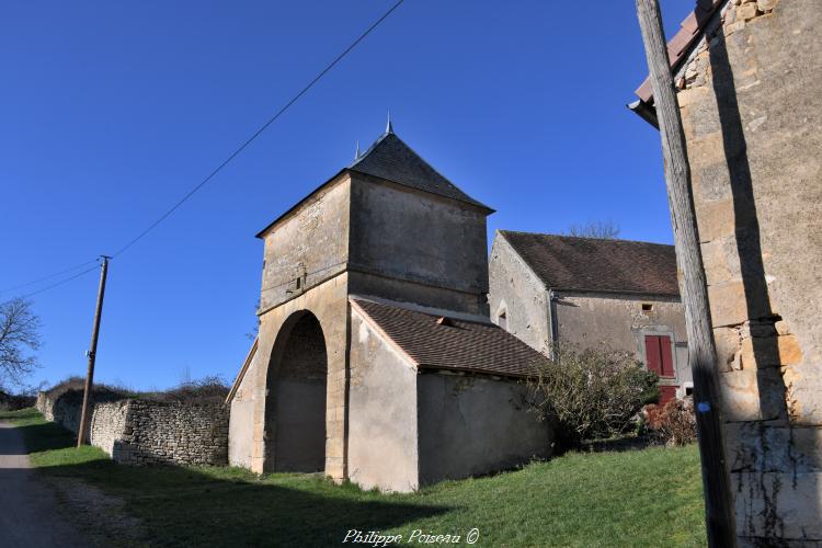 Le porche de la Brossarderie un beau patrimoine