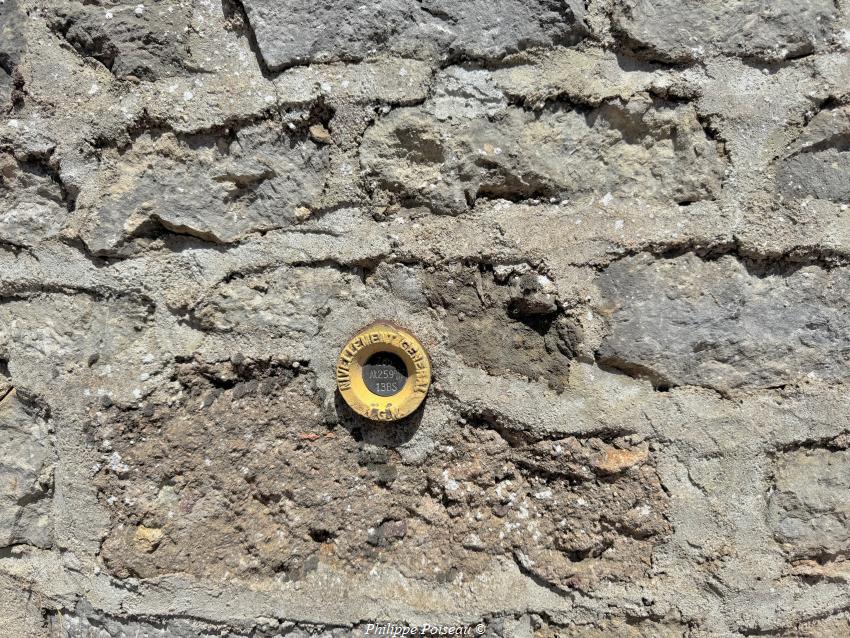 Le repère 2 de nivellement de Baye
