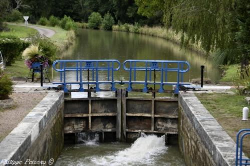 L’écluse N°27 sur le versant Loire un ouvrage du canal