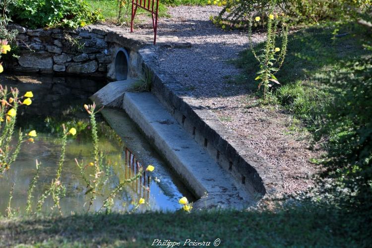 Le lavoir et la marre des Rouneaux