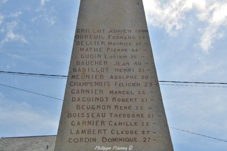 Monument aux morts de Saint-Brisson