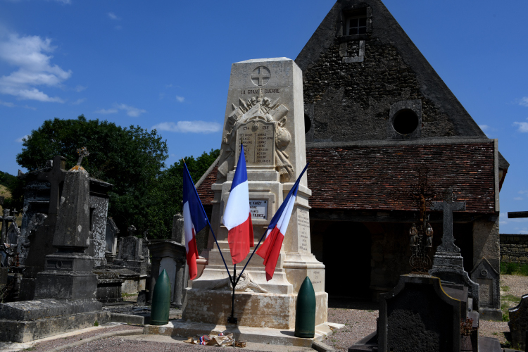 Monument aux Morts de Varzy un hommage