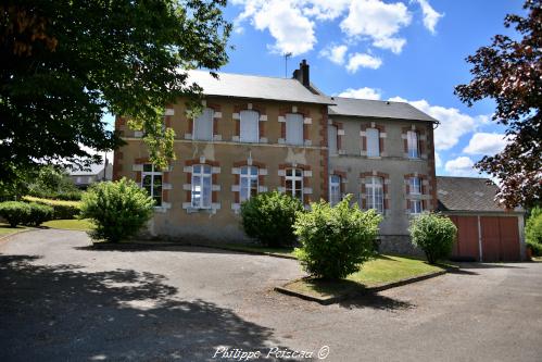 Mairie école de Lavault de Frétoy un patrimoine