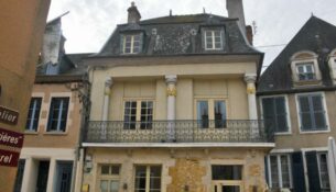 Maison aux colonnes de Saint-Amand-en-Puissaye