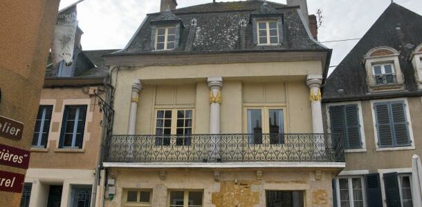 Maison aux colonnes de Saint-Amand-en-Puissaye
