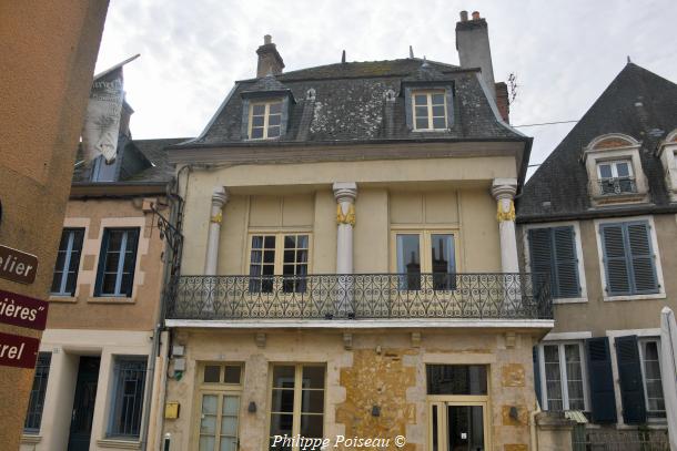 Maison aux colonnes de Saint-Amand-en-Puissaye