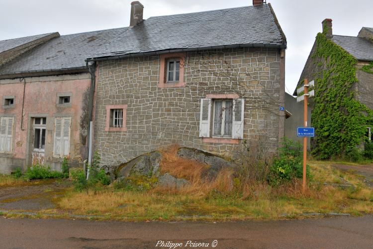 Maison sur la pierre de Saint-Martin-du-Puy une curiosité