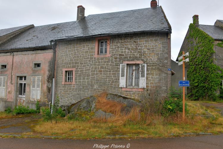Maison sur "la pierre de Saint Martin" du Puy