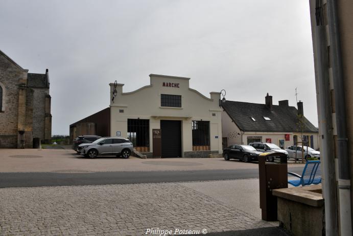 Le marché couvert de Luzy