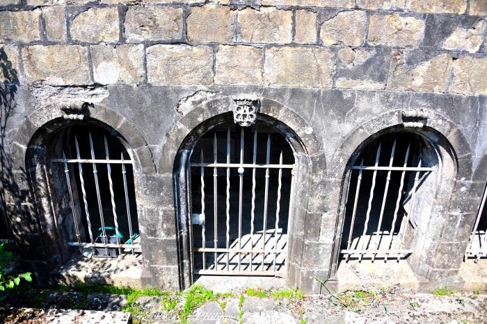 Mausolée du cimetière de Saint Benin d'Azy