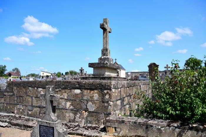 Mausolée du cimetière de Saint Benin d'Azy