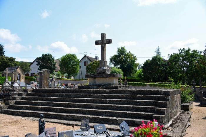 Mausolée du cimetière de Saint Benin d'Azy