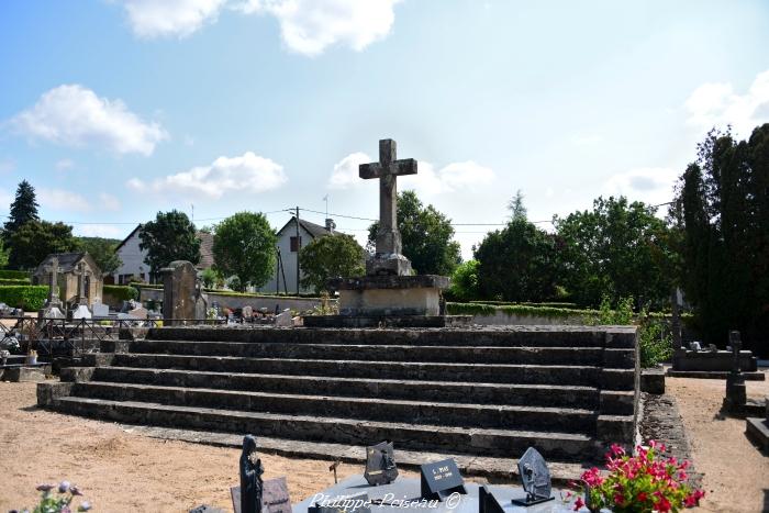 Mausolée du cimetière de Saint Benin d'Azy