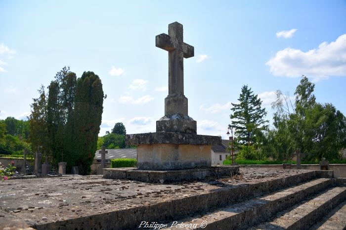 Mausolée du cimetière de Saint Benin d'Azy