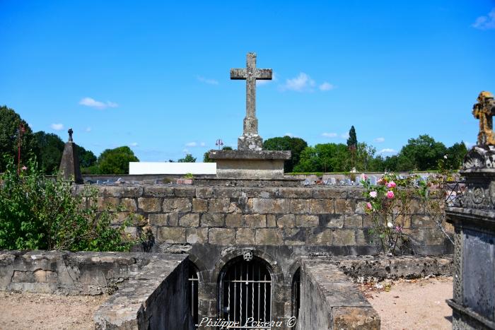 Mausolée du cimetière de Saint Benin d'Azy