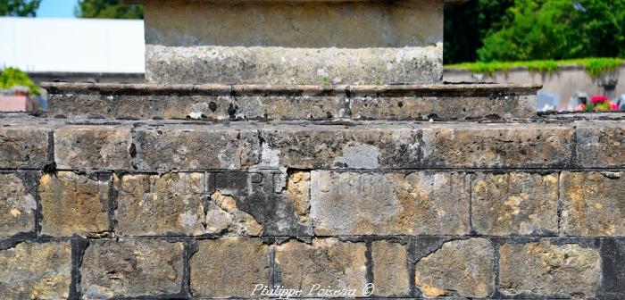 Mausolée du cimetière de Saint Benin d'Azy