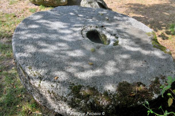 Meule de l'ancien moulin de Chalaux