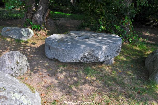 Meule de l'ancien moulin de Chalaux