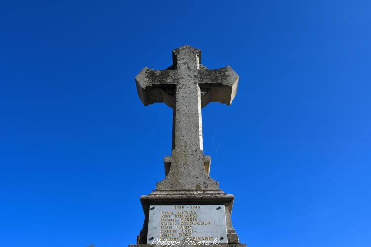 Monument aux Morts Montsauche les Settons