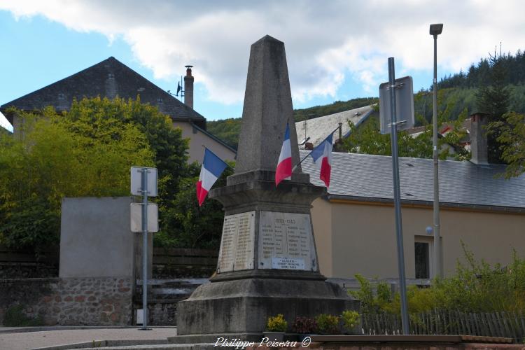 Monument aux Morts de Moux en Morvan un hommage