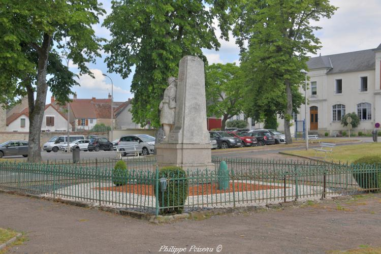 Monument aux morts de Pougues les Eaux un hommage