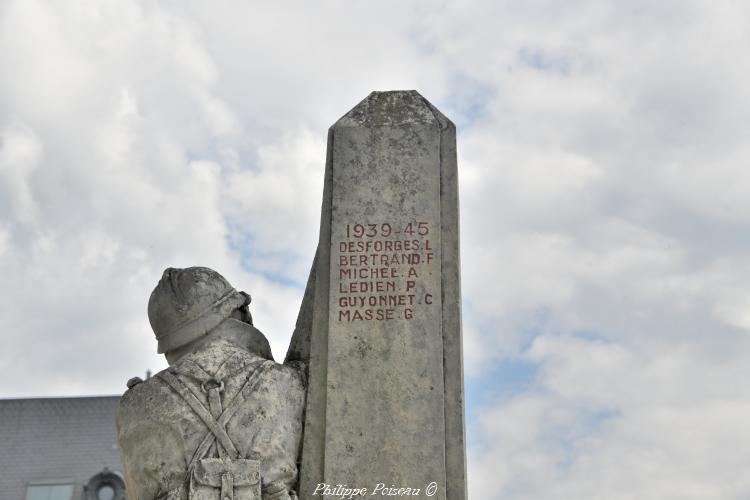 Monument aux morts de Pougues les Eaux