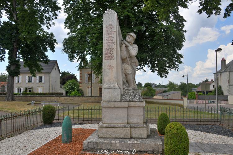 Monument aux morts de Pougues les Eaux