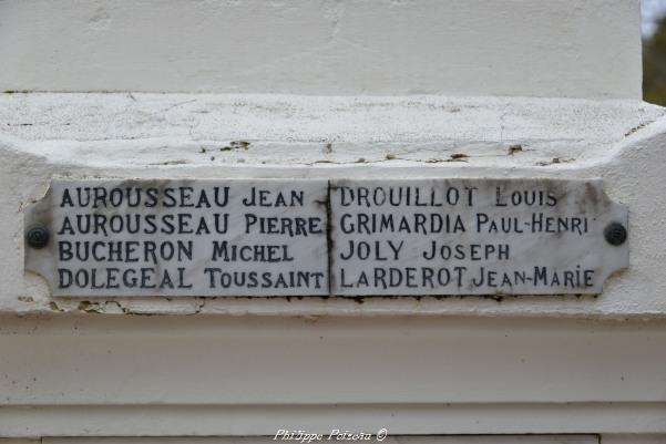 Monument aux morts au cimetière de La Machine