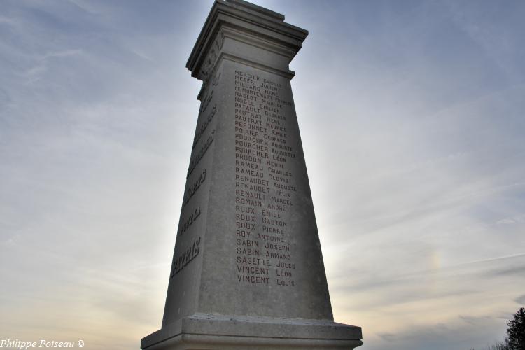 Monument aux morts d'Entrains sur Nohain