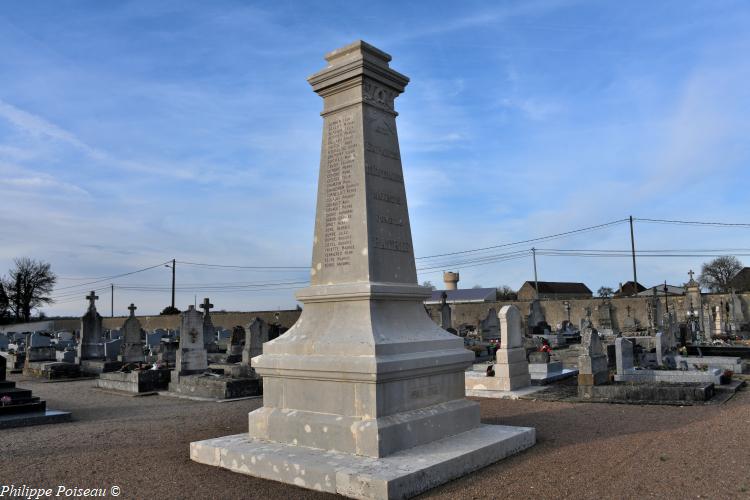 Monument aux morts d'Entrains sur Nohain