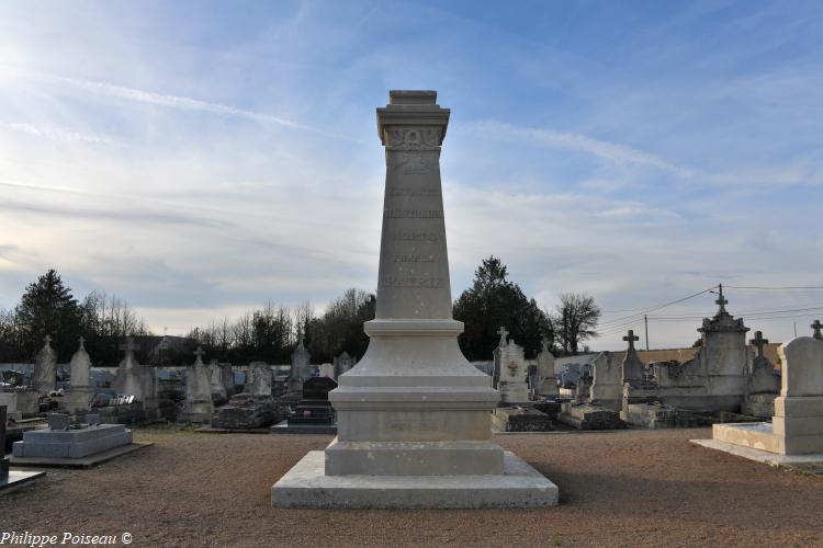 Monument aux morts d'Entrains sur Nohain