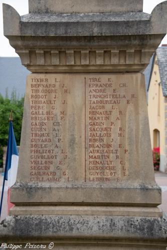 Monument aux morts d'Ouroux en Morvan