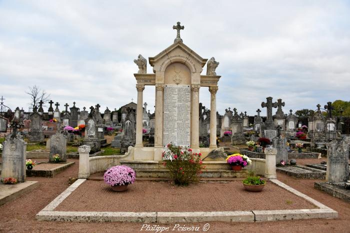 Monument aux morts de Cervon un hommage