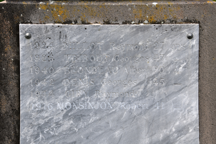 Monument aux morts de Courcelles