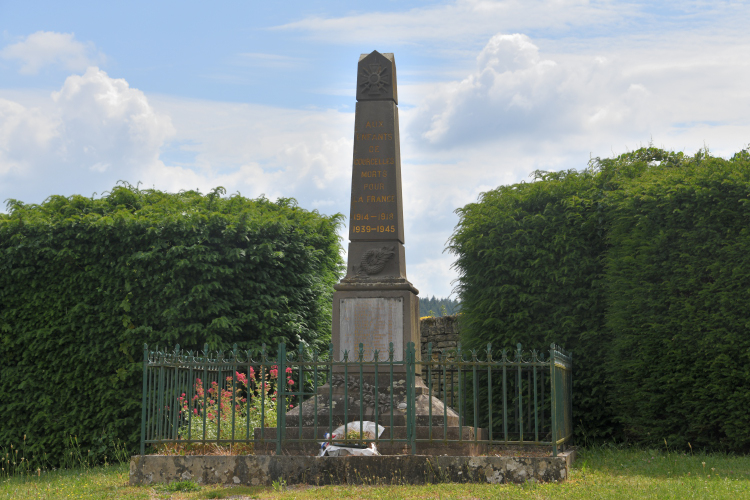 Monument aux morts de Courcelles un hommage