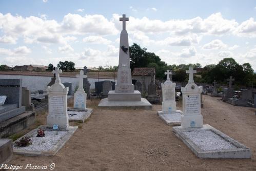 Monument aux morts de Devay un hommage