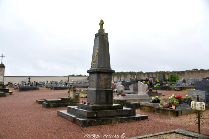 Monument aux morts de La Celle sur Nièvre un hommage.