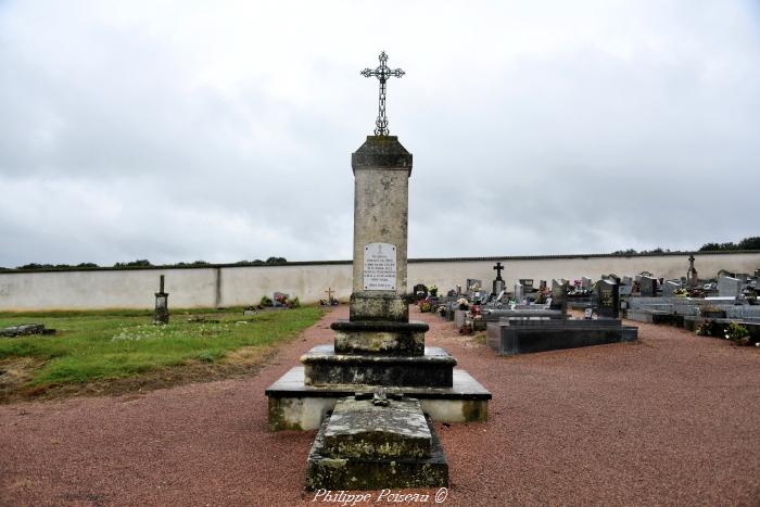 Croix du cimetière de la Celle-Sur-Nièvre un patrimoine