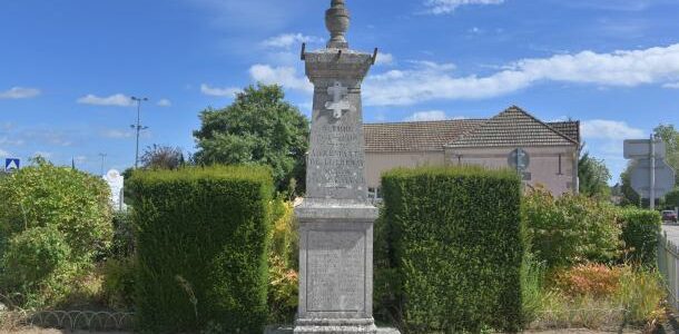 Monument aux morts de Luthenay-Uxeloup