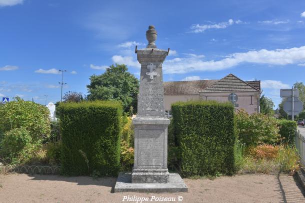 Monument aux morts de Luthenay-Uxeloup