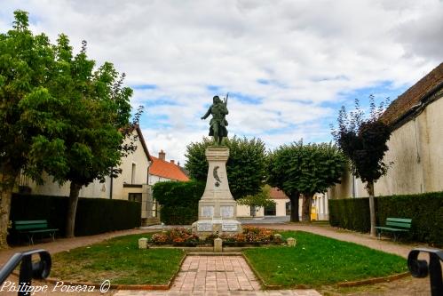 Monument aux morts de Neuvy-sur-Loire un hommage