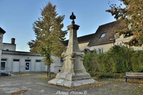 Monument aux morts de Pouilly Sur Loire un hommage