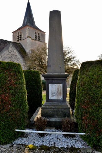 Monument aux morts de Pouques Lormes un hommage