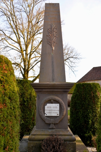 Monument aux morts de Pouques Lormes