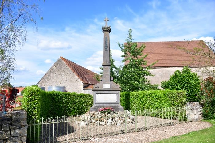 Monument aux morts de Saint-Ouen-sur-Loire un hommage