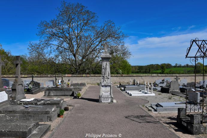 Monument aux morts de Saint Parize le Chatel 