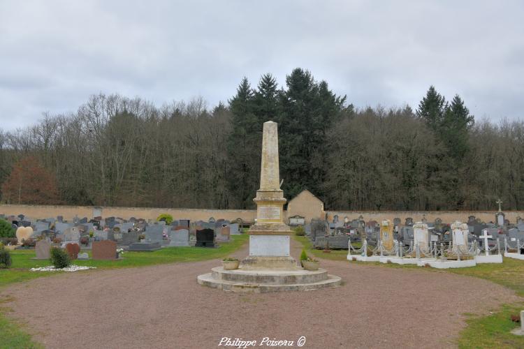 Monument aux morts au cimetière de Urzy un beau patrimoine