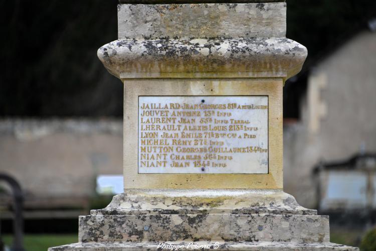 Monument aux morts au cimetière de Urzy