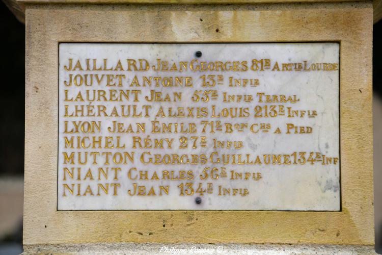 Monument aux morts au cimetière de Urzy