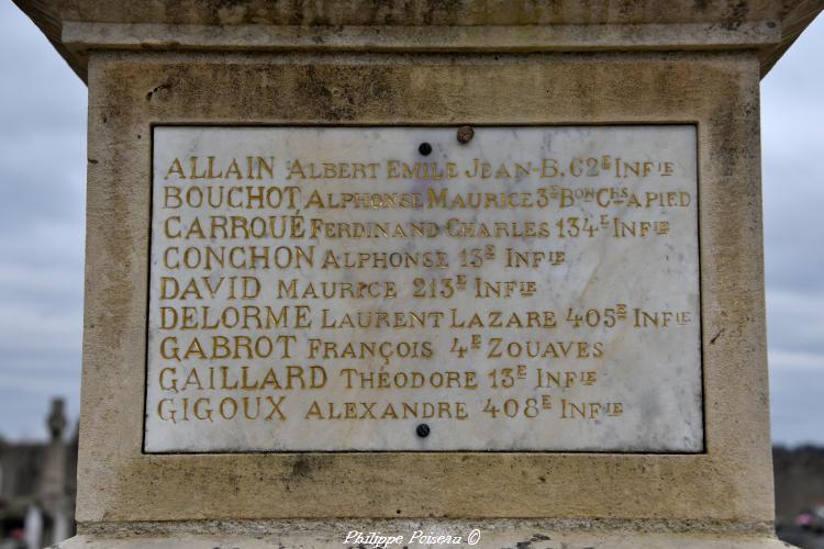 Monument aux morts au cimetière de Urzy